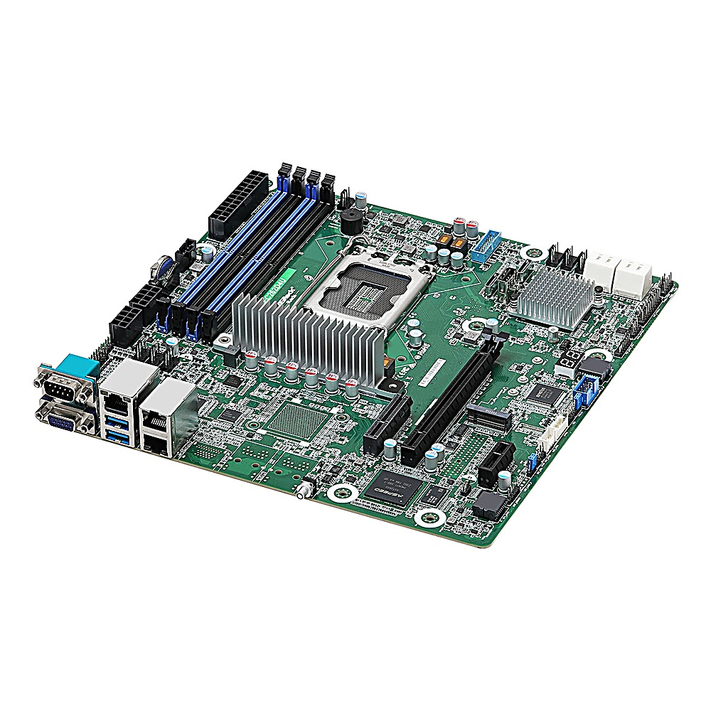 Una scheda di circuito verde con vari componenti, tra cui un socket CPU, slot RAM e un dissipatore di calore, su sfondo bianco.