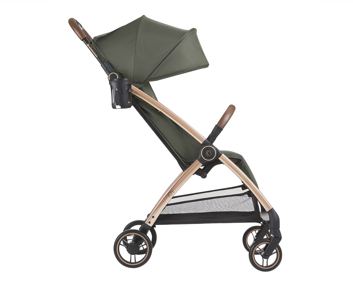 Ein grüner und goldfarbener Kinderwagen auf weißem Hintergrund. Er hat ein Verdeck, einen Getränkehalter und einen Stauraum.