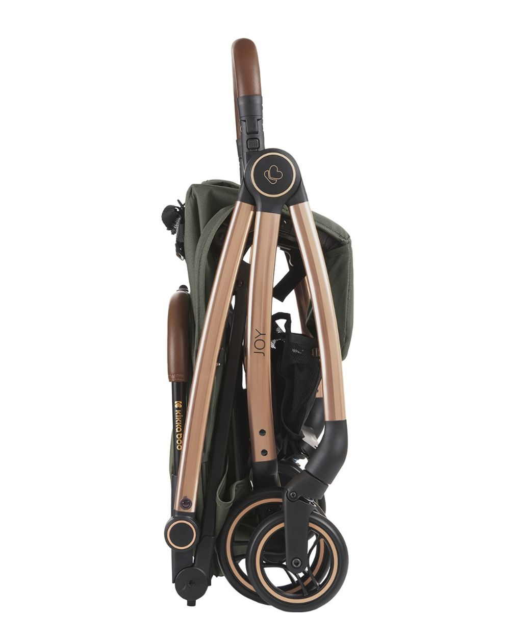 Ein zusammengeklappter Kinderwagen mit bronzefarbenem Rahmen und dunkelgrünem Stoff. Braune Ledergriffe und Räder sichtbar. Das Wort JOY steht auf dem Rahmen.