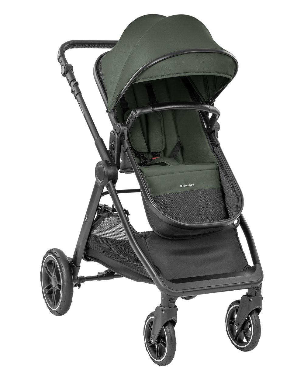 Un cochecito verde oscuro con capota, marco negro y ruedas. Está diseñado para un bebé o niño pequeño, con asiento y almacenamiento.