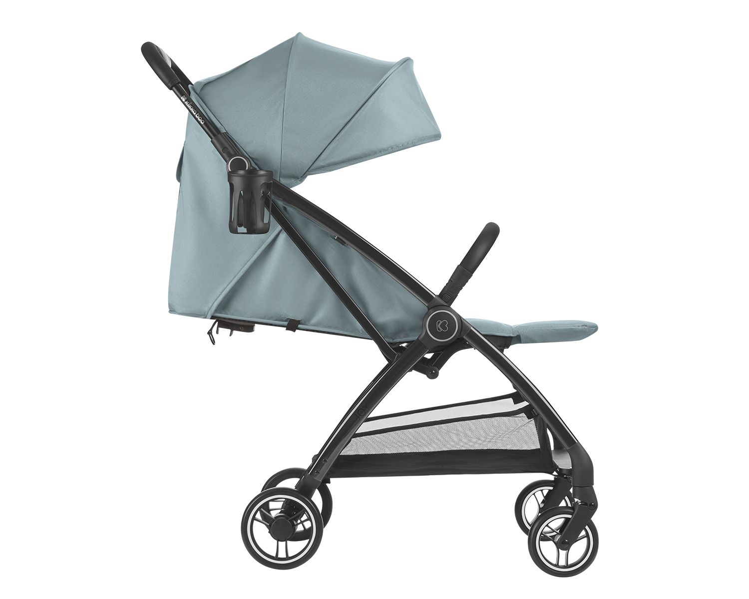 Ein Kinderwagen mit blauem Verdeck und Sitz. Er hat ein schwarzes Gestell, Räder und einen Getränkehalter. Der Hintergrund ist weiß.