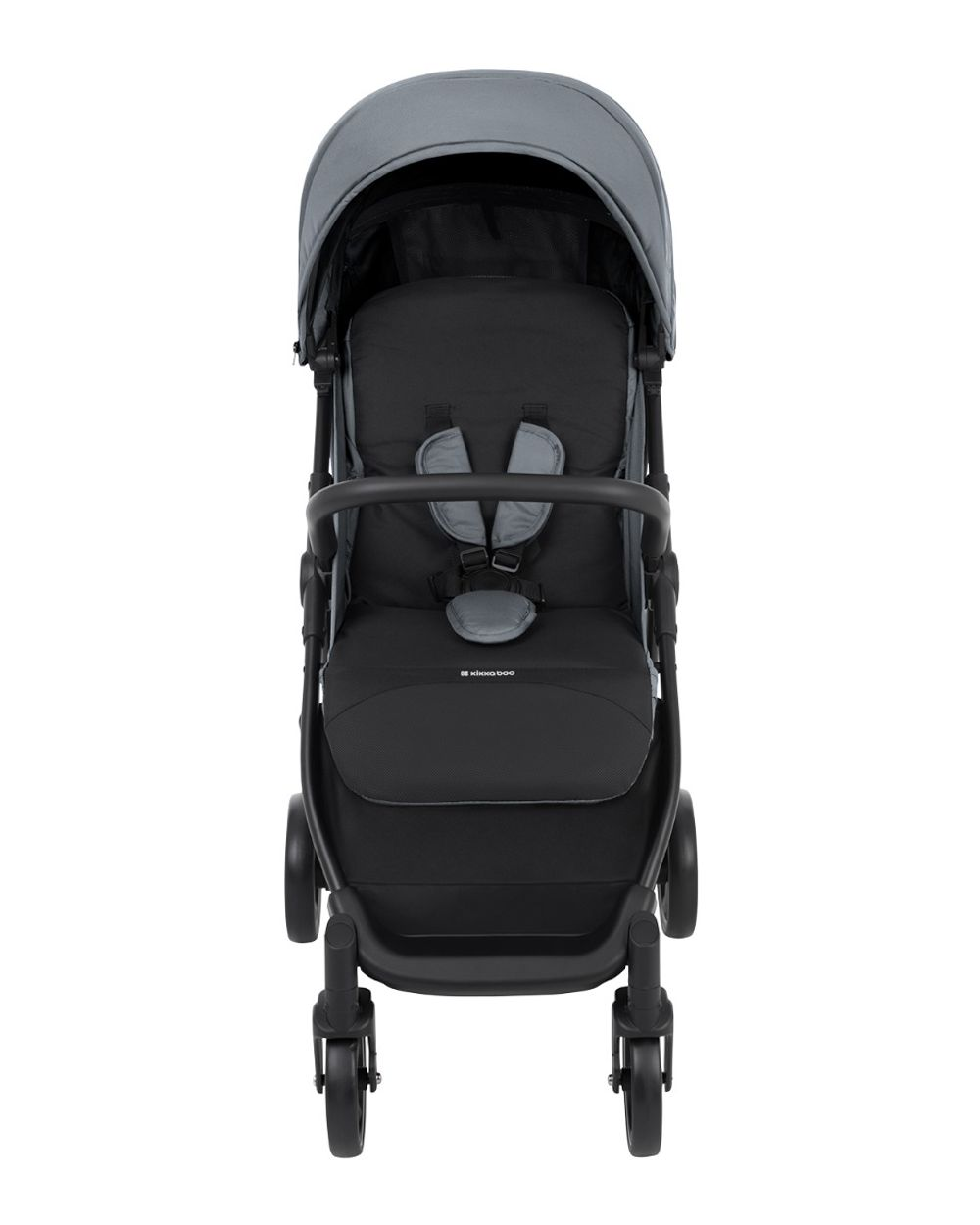Ein schwarz-grauer Kinderwagen steht mittig. Er hat ein Verdeck, einen Sitz, einen Gurt und Räder. Der Hintergrund ist weiß.
