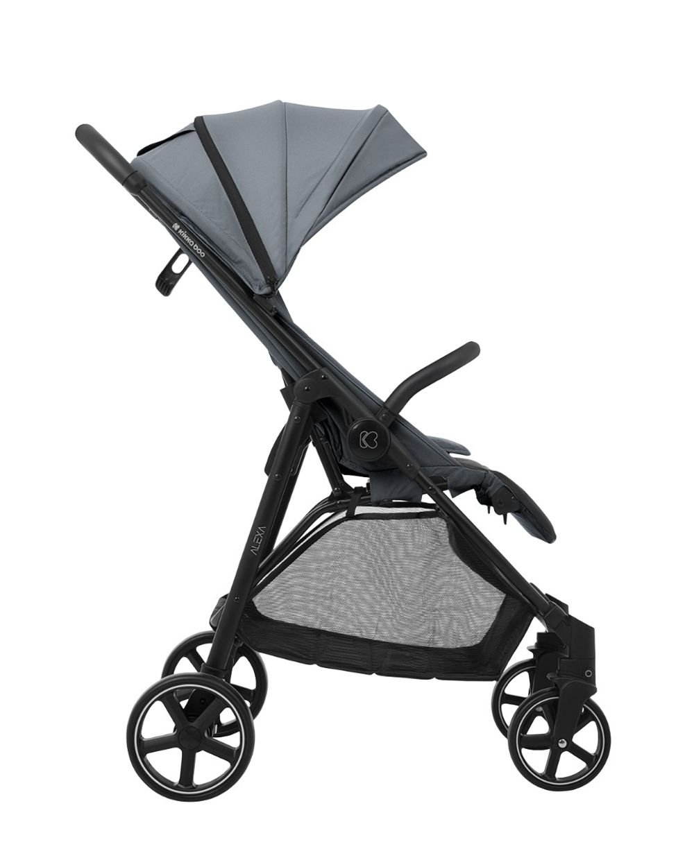 Ein grauer Kinderwagen mit Verdeck, schwarzem Rahmen und Rädern. Der Kinderwagen hat einen Aufbewahrungskorb.