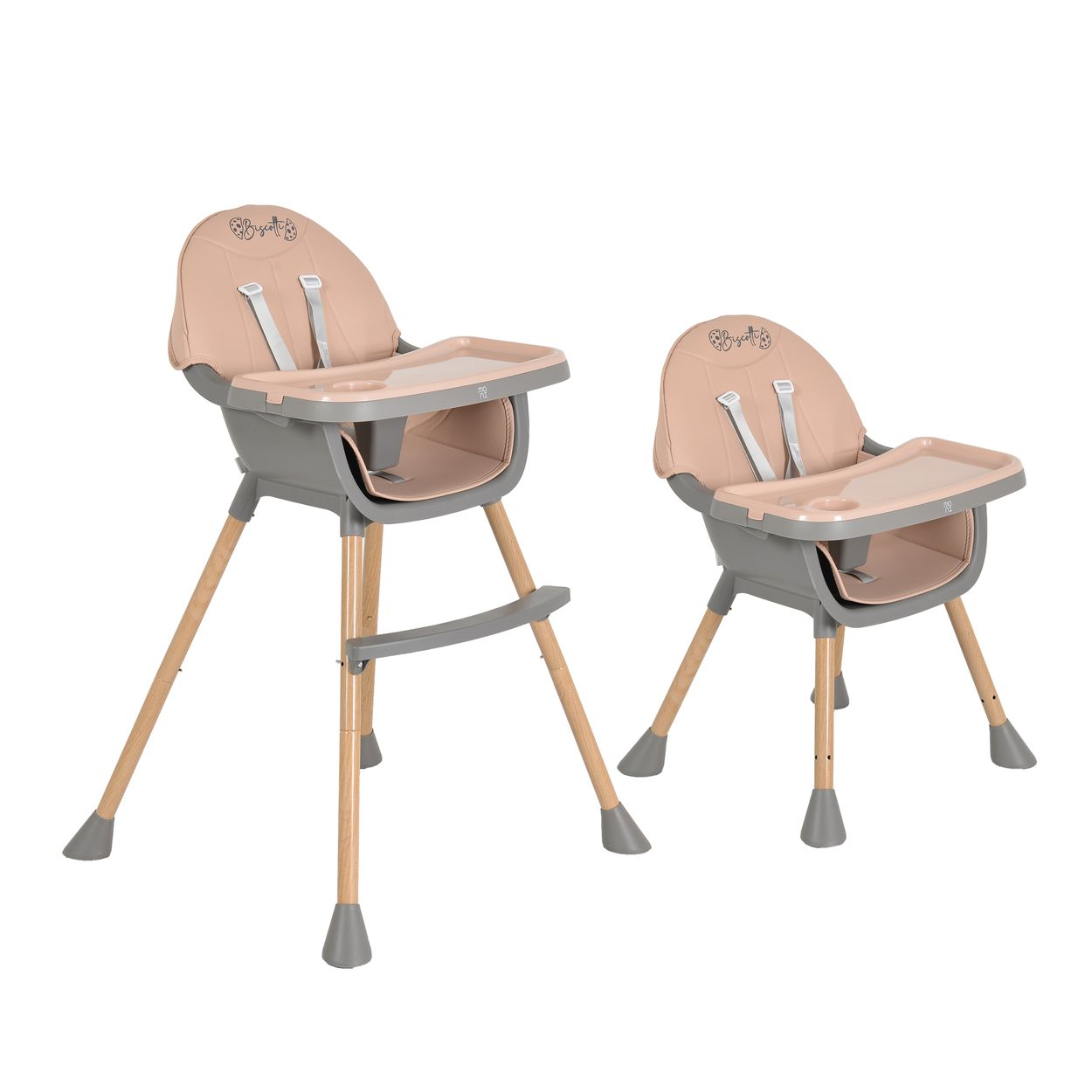 Zwei beige und graue Babyhochstühle. Jeder hat ein Tablett, Gurte und Holzbeine. Isoliert auf weißem Hintergrund.