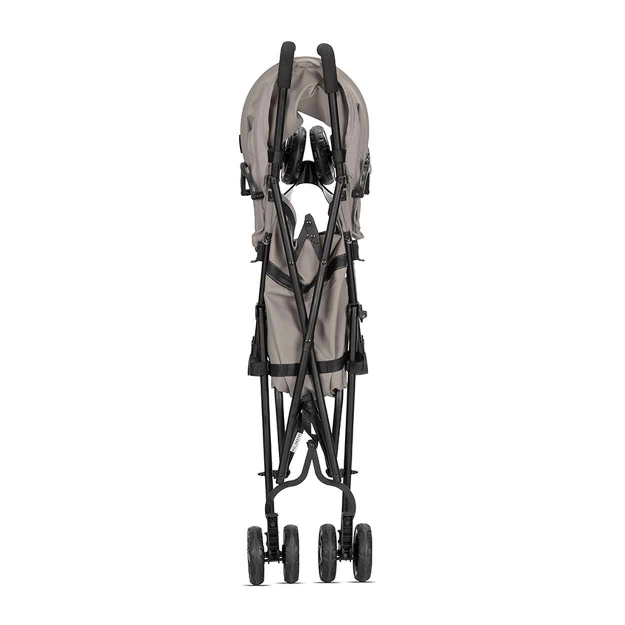 Ein zusammengeklappter grauer Kinderwagen steht auf weißem Hintergrund. Der Kinderwagen ist schwarz, mit grauem Stoff und kleinen schwarzen Rädern.
