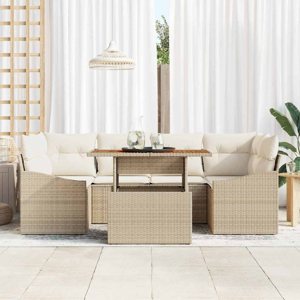 Garten-Sitzgruppe mit beigen Kissen und gewebtem Tisch. Weiße Vorhänge und eine Hängelampe im Hintergrund. Pflanzen an der Seite.