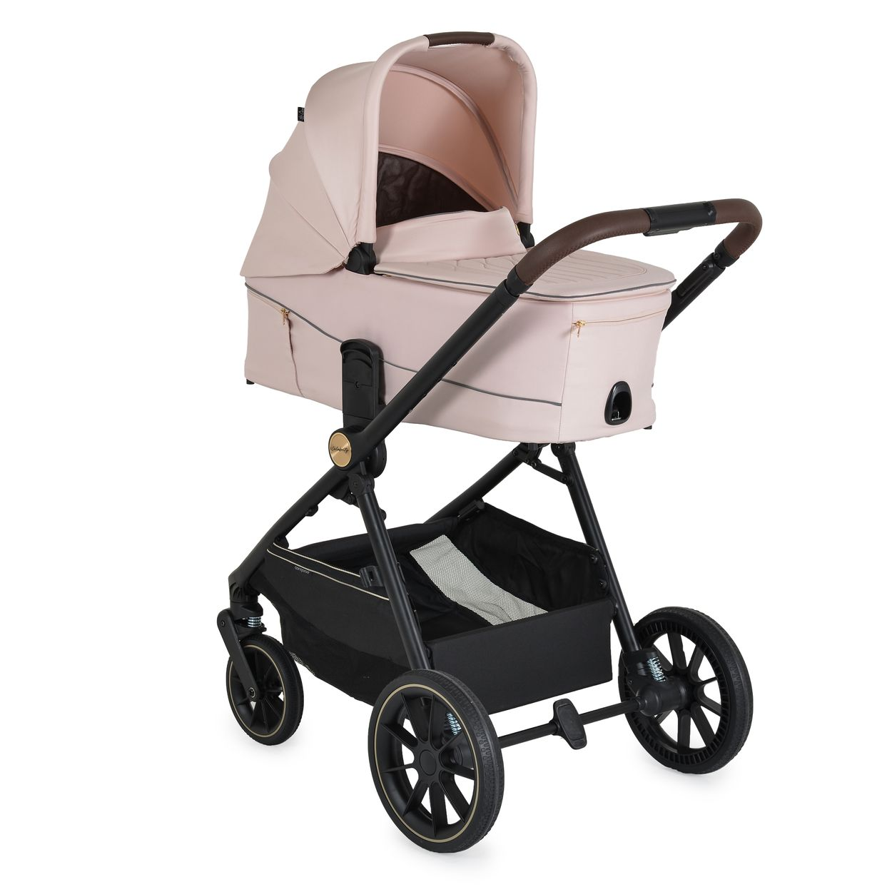 Ein hellrosa Kinderwagen mit schwarzem Gestell und Rädern. Er hat ein Sonnensegel und einen Aufbewahrungskorb.
