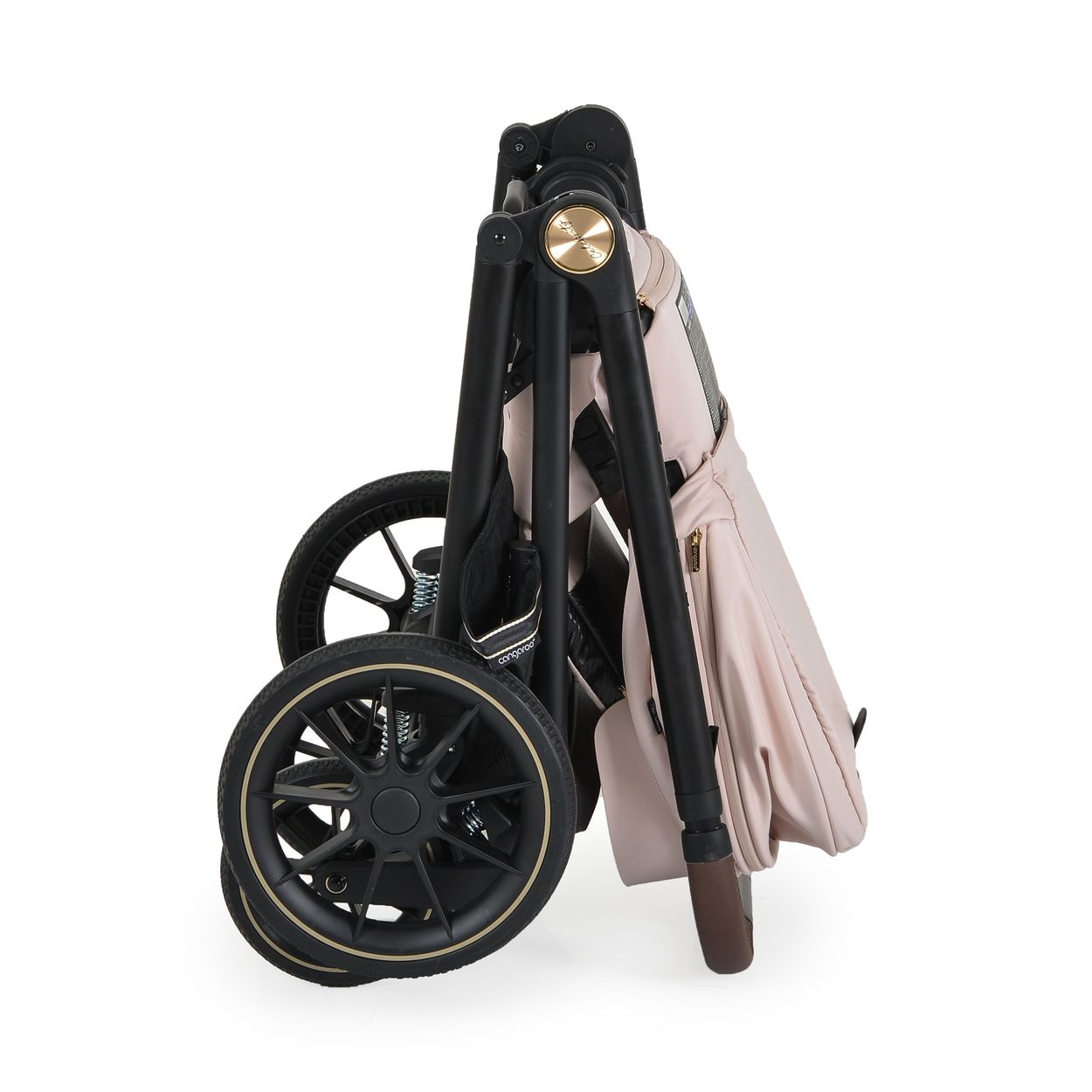 Ein zusammengeklappter Kinderwagen mit rosa Stoff. Die Räder sind schwarz und goldfarben. Der Rahmen ist schwarz.
