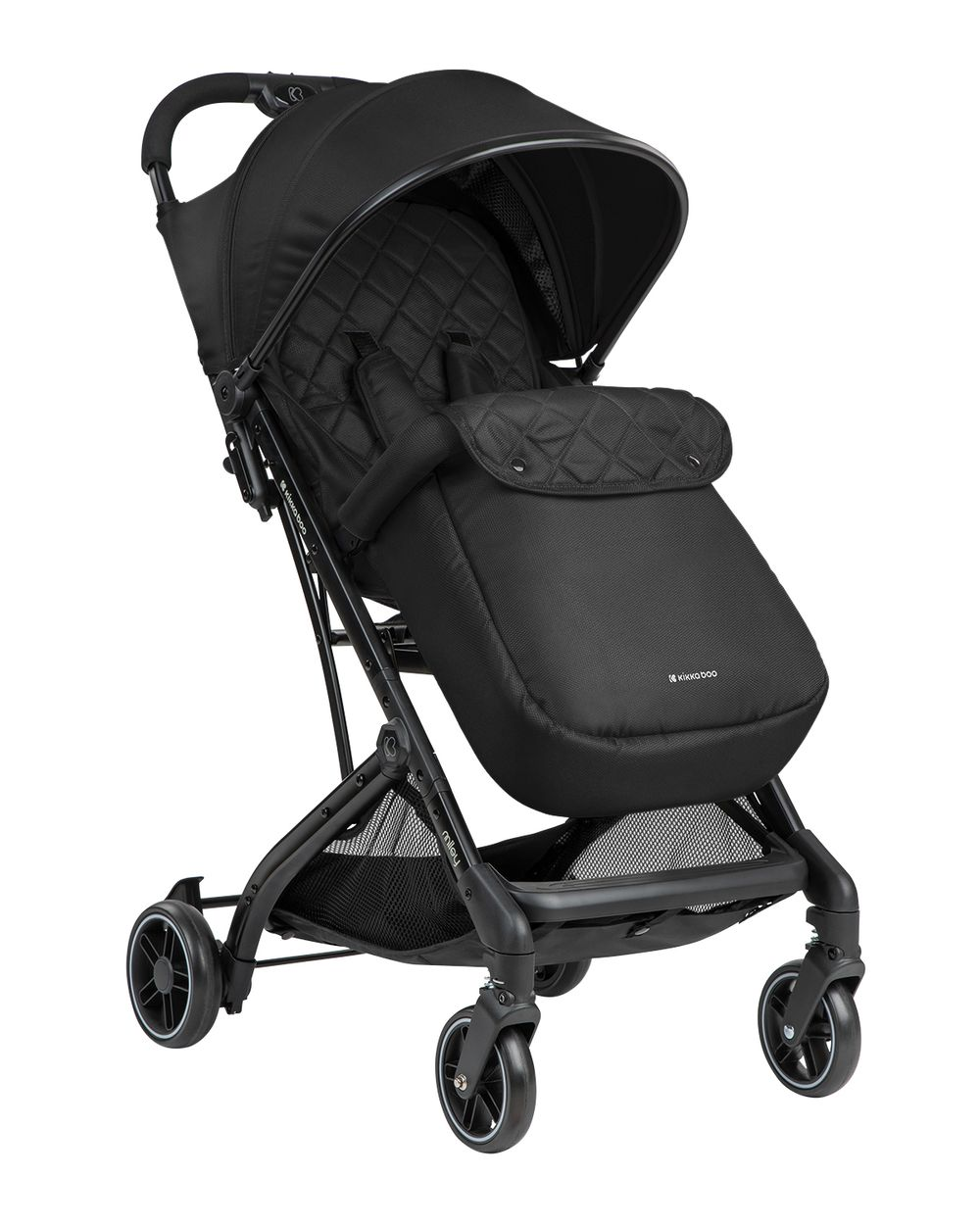 Ein schwarzer Kinderwagen mit Verdeck. Er hat vier Räder, einen Sitz und eine Fußstütze. Der Kinderwagen steht vor weißem Hintergrund.