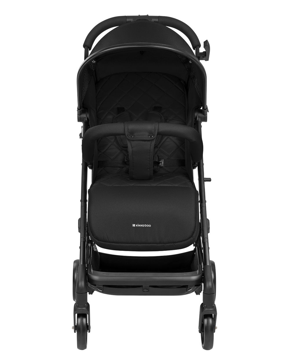 Ein schwarzer Kinderwagen wird von vorne gezeigt. Er hat ein Verdeck, einen Sitz, einen Griff und Räder. Der Kinderwagen ist leer.