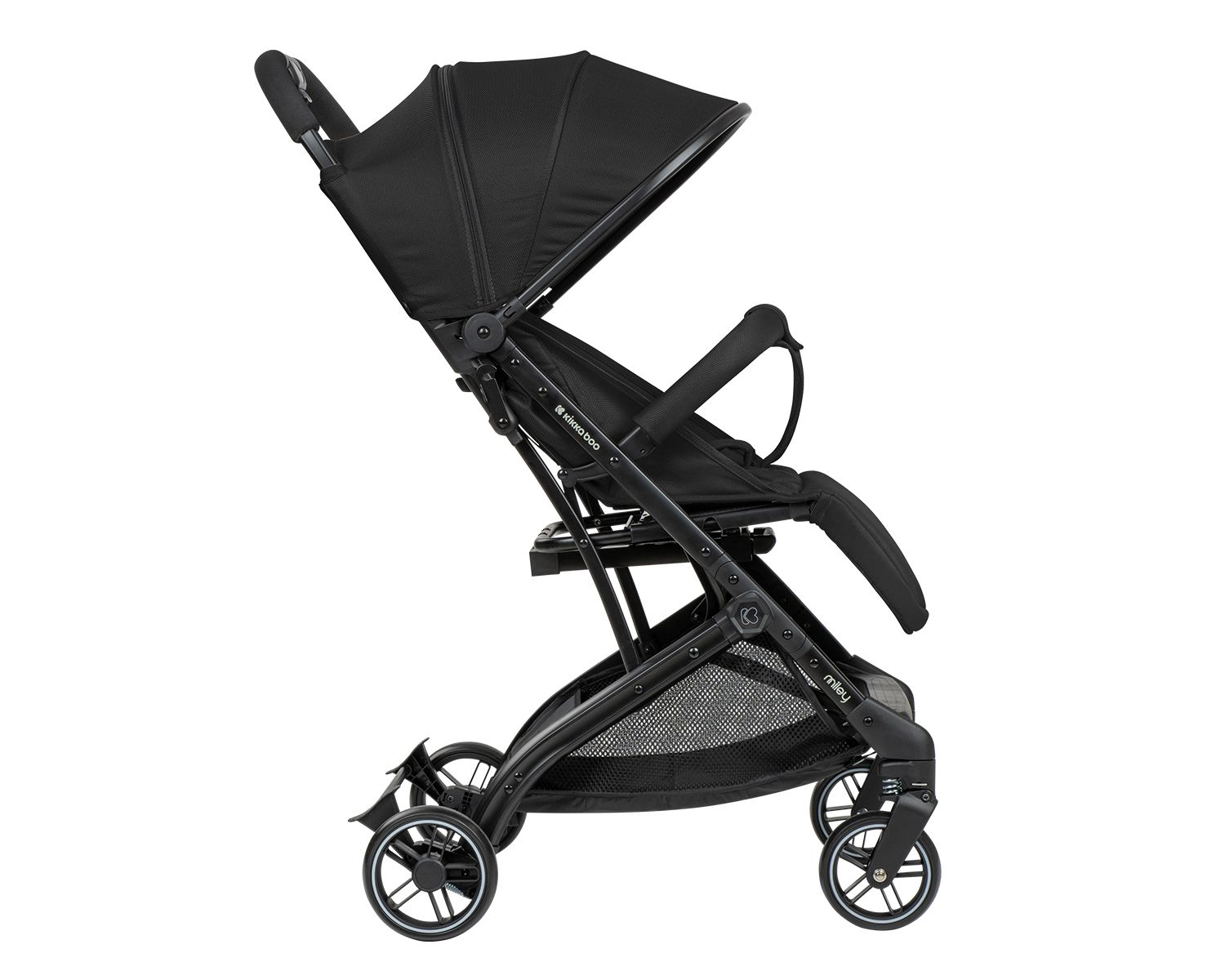Ein schwarzer Kinderwagen, Seitenansicht. Er hat ein Verdeck, einen Sitz und Räder. Der Markenname ist sichtbar.