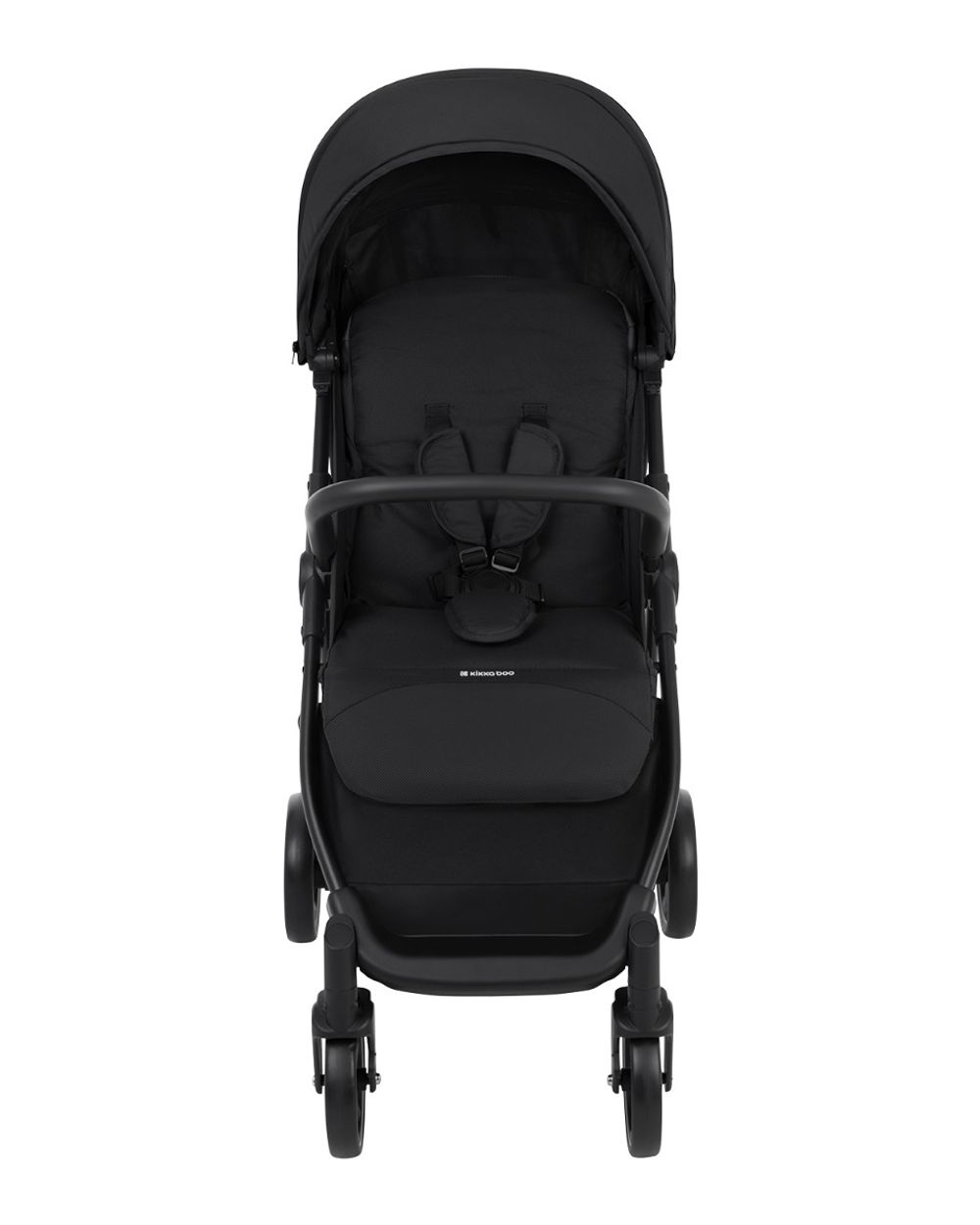 Ein schwarzer Kinderwagen, von vorne gesehen. Er hat ein Verdeck, einen Sitz und Räder. Der Kinderwagen ist leer, bereit für ein Kind.