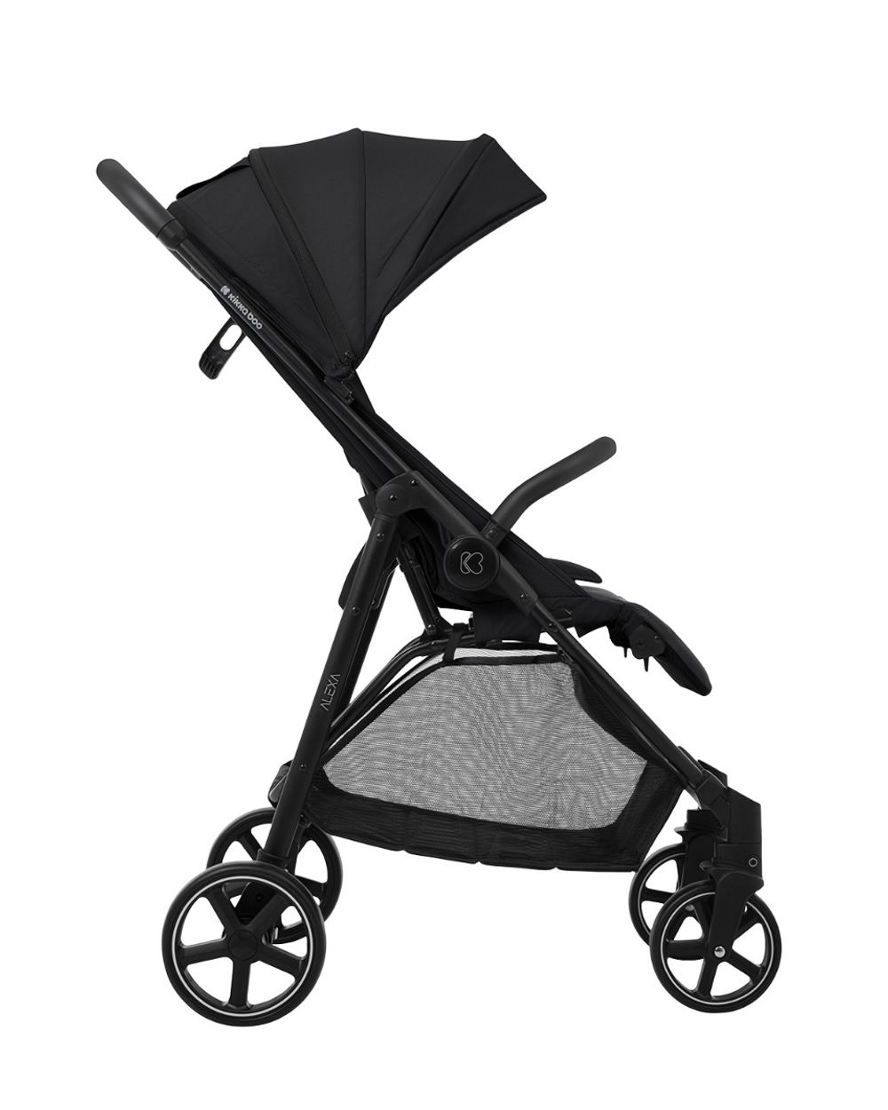 Schwarzer Kinderwagen auf weißem Hintergrund. Er hat ein Verdeck, einen Sitz und Räder. Der Kinderwagen hat einen Korb unter dem Sitz.