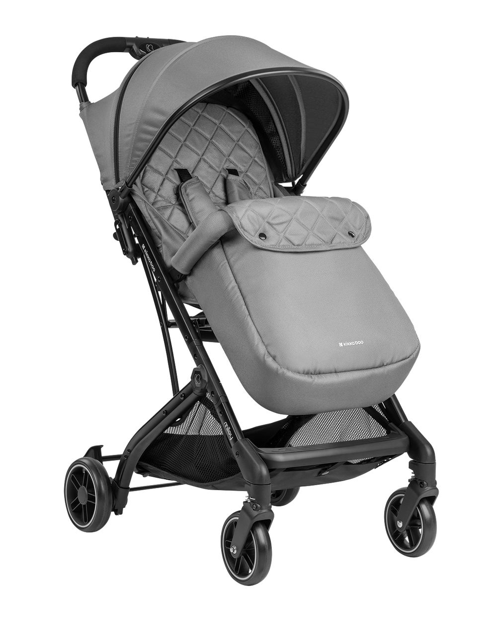 Ein grauer Kinderwagen mit Verdeck und vier Rädern. Der Kinderwagen hat einen gepolsterten Sitz und einen Stauraum darunter. Die Räder sind schwarz.