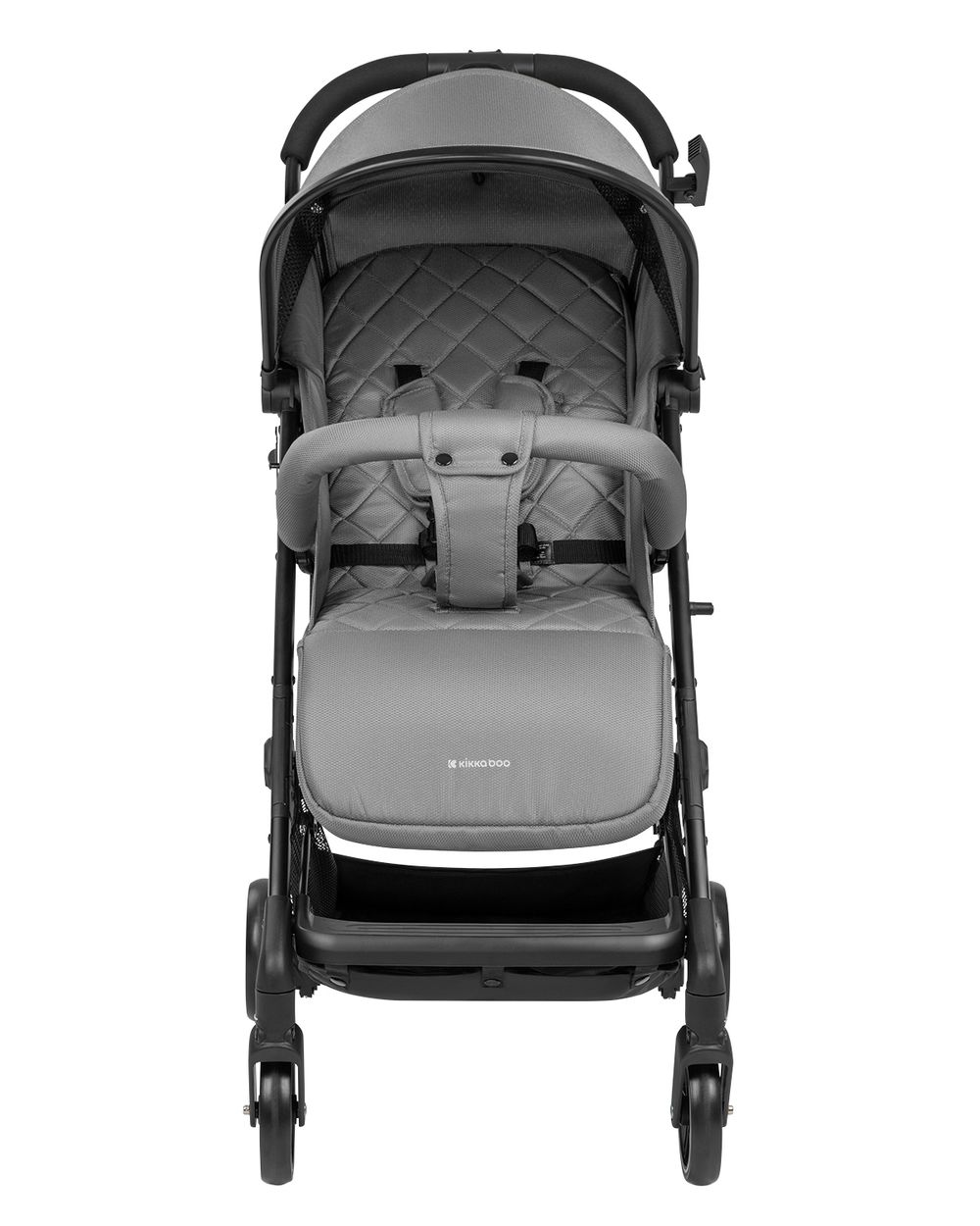 Ein grauer Kinderwagen wird von vorne gezeigt. Er hat ein Verdeck, einen Sitz und Räder. Der Markenname ist auf dem Sitz sichtbar.