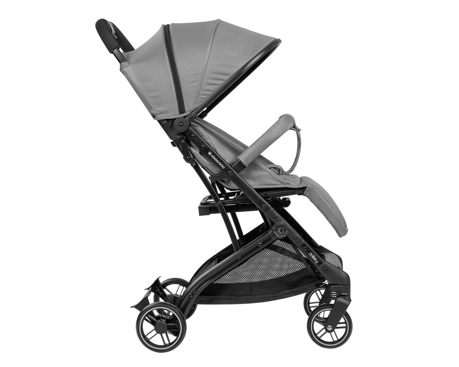Ein grauer Kinderwagen ist im Profil zu sehen. Er hat ein Verdeck, einen Sitz und vier Räder. Das Gestell ist schwarz.