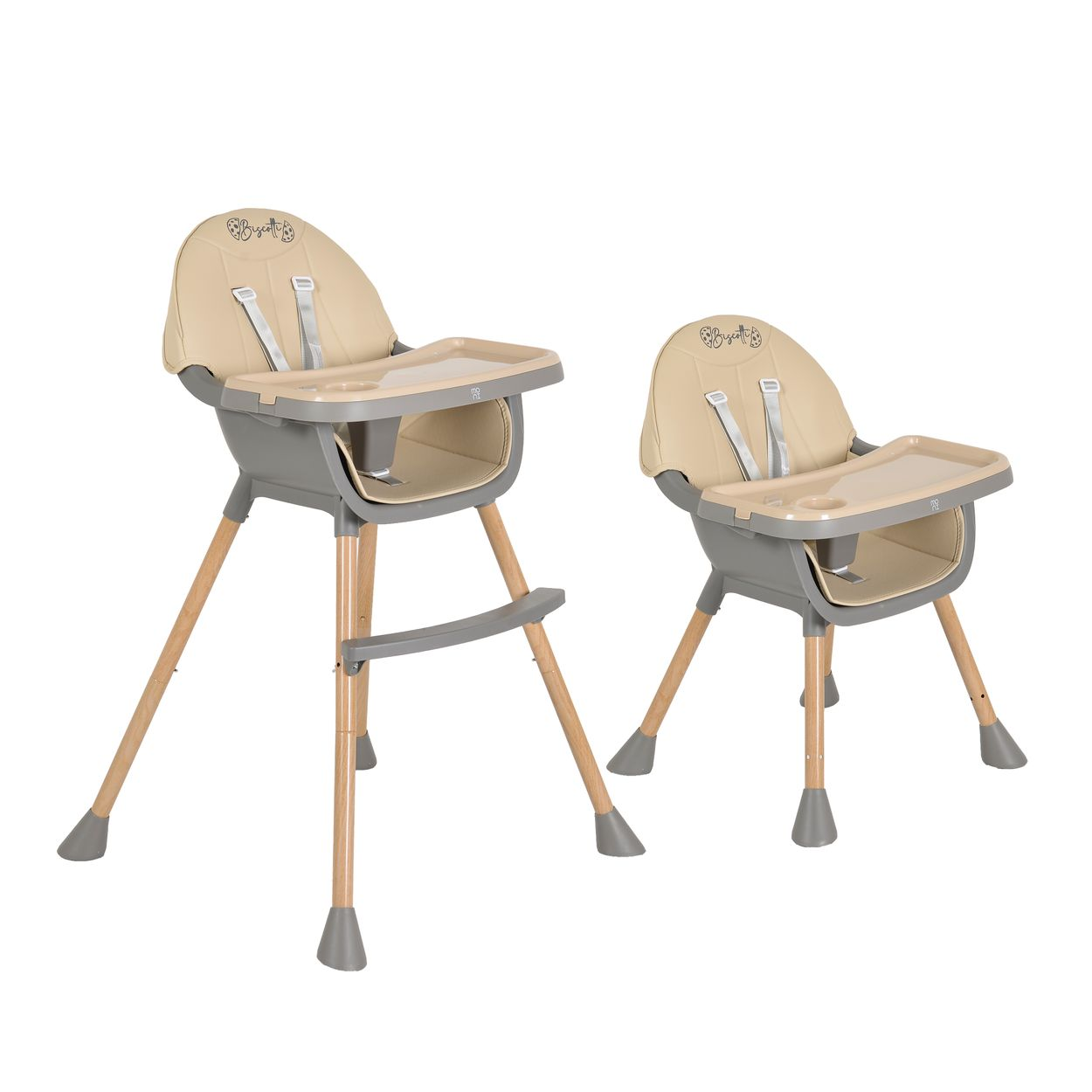 Zwei beige Hochstühle mit Holzbeinen und grauen Rahmen vor weißem Hintergrund. Jeder hat ein Tablett und Sicherheitsgurte.