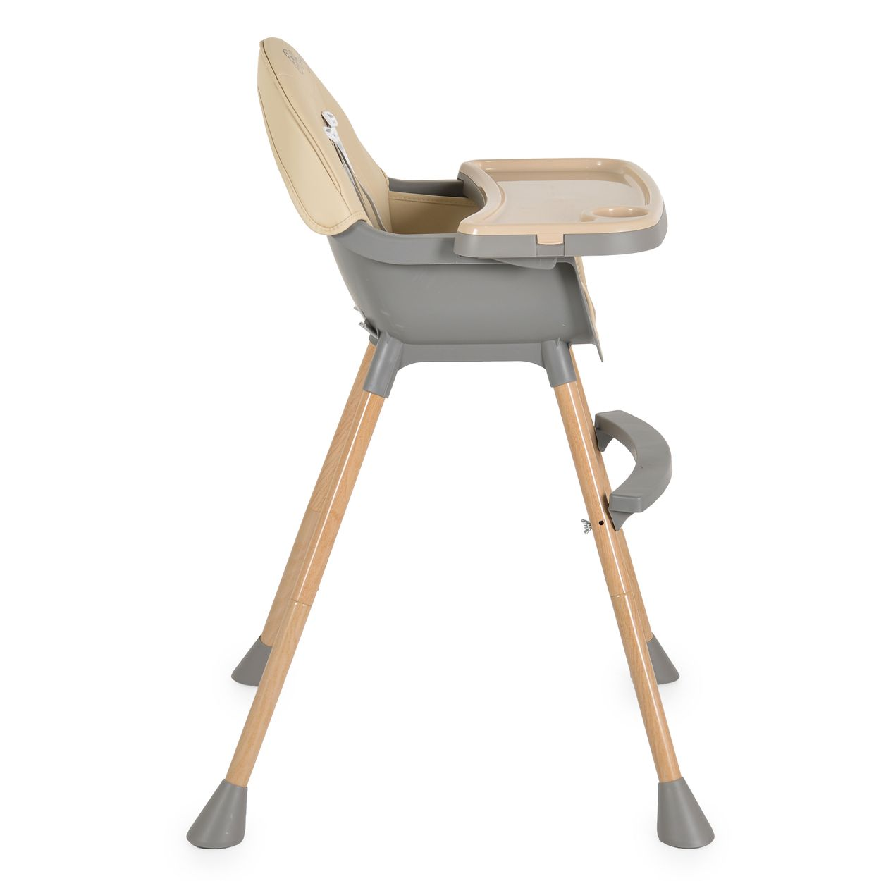 Ein beige-grauer Hochstuhl. Er hat Holzbeine und ein Tablett. Der Sitz ist beige und die Beine sind grau.