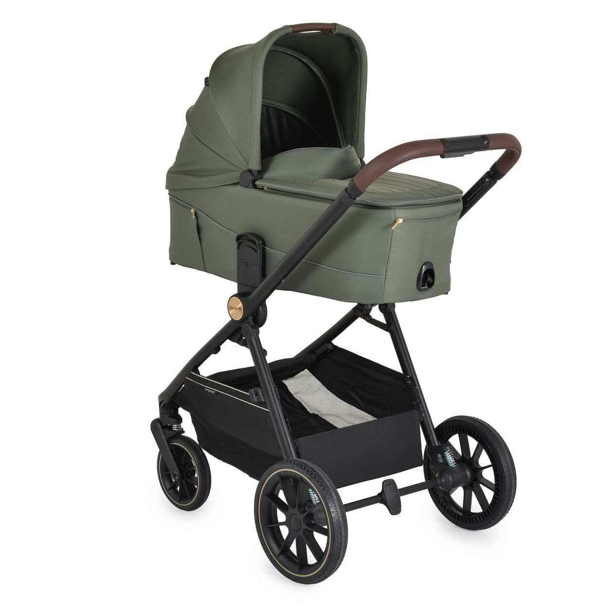 Ein olivgrüner Kinderwagen mit schwarzem Rahmen und Rädern, braunem Griff. Er hat einen Korb darunter. Isoliert auf weißem Hintergrund.