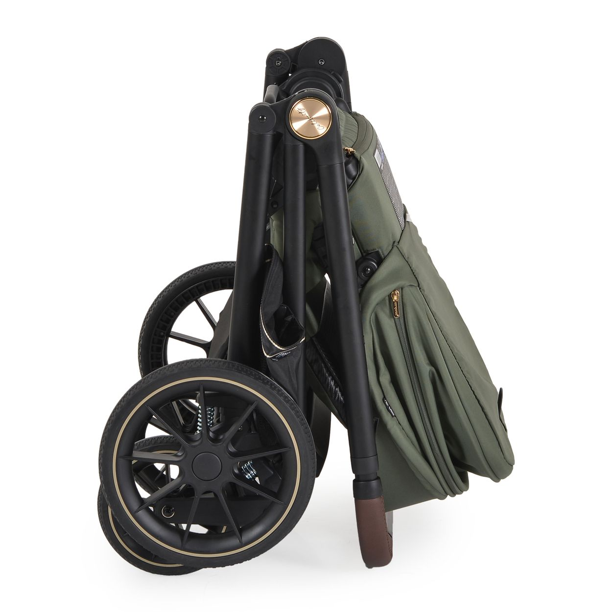 Zusammengeklappter grüner Kinderwagen mit schwarzem Rahmen, goldenen Akzenten und braunem Ledergriff. Räder sichtbar. Weißer Hintergrund.