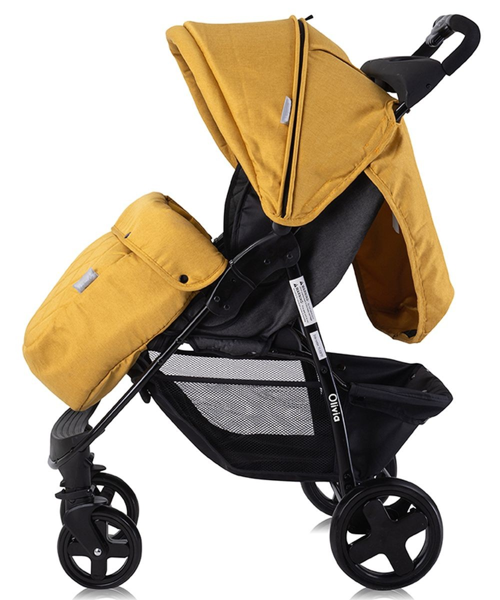 Ein gelber Kinderwagen mit schwarzem Rahmen und Rädern. Er hat ein Verdeck, eine Fußstütze und einen Aufbewahrungskorb.