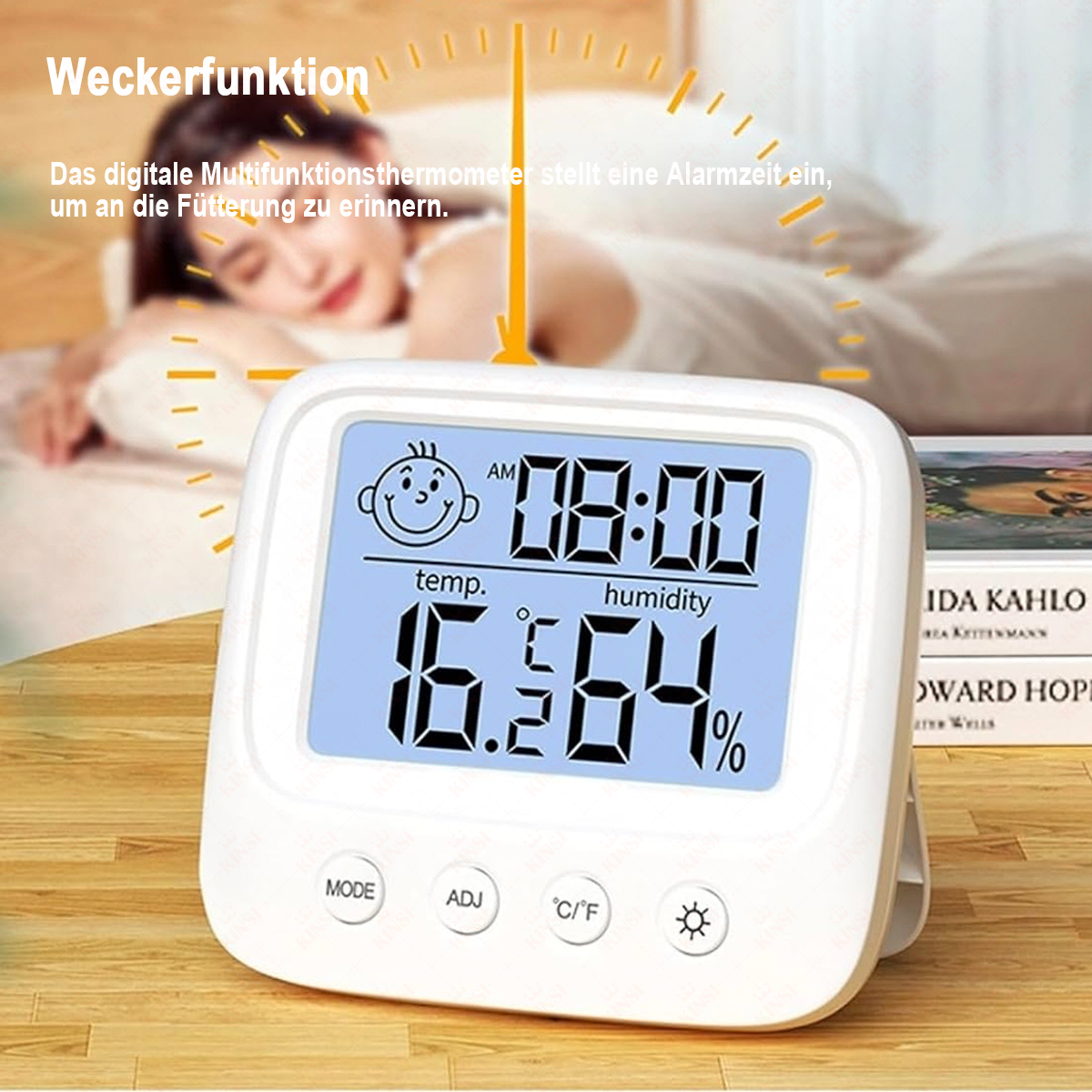 Eine weiße Digitaluhr zeigt Zeit, Temperatur und Luftfeuchtigkeit an. Im Hintergrund schläft eine Person. Die Uhr hat Knöpfe: Modus, Adj, C/F und Sonne.