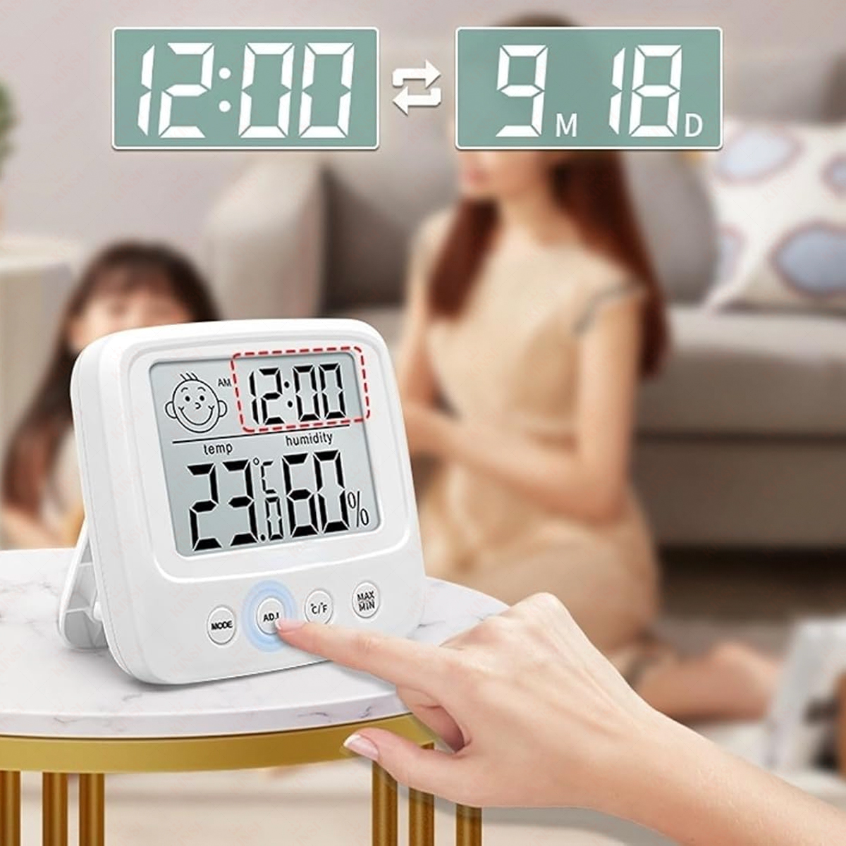 Eine weiße Digitaluhr zeigt Zeit, Temperatur und Luftfeuchtigkeit an. Eine Hand drückt die 'ADJ'-Taste. Zwei Personen sind unscharf im Hintergrund.