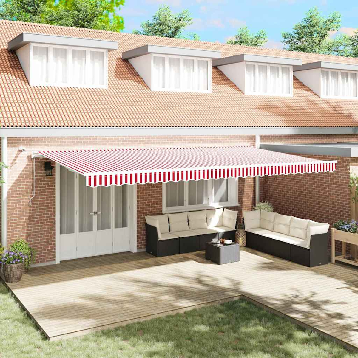 Eine Terrasse mit rot-weiß gestreifter Markise. Im Hintergrund befinden sich Sofas, ein Tisch und ein Backsteinhaus. Davor eine Rasenfläche.