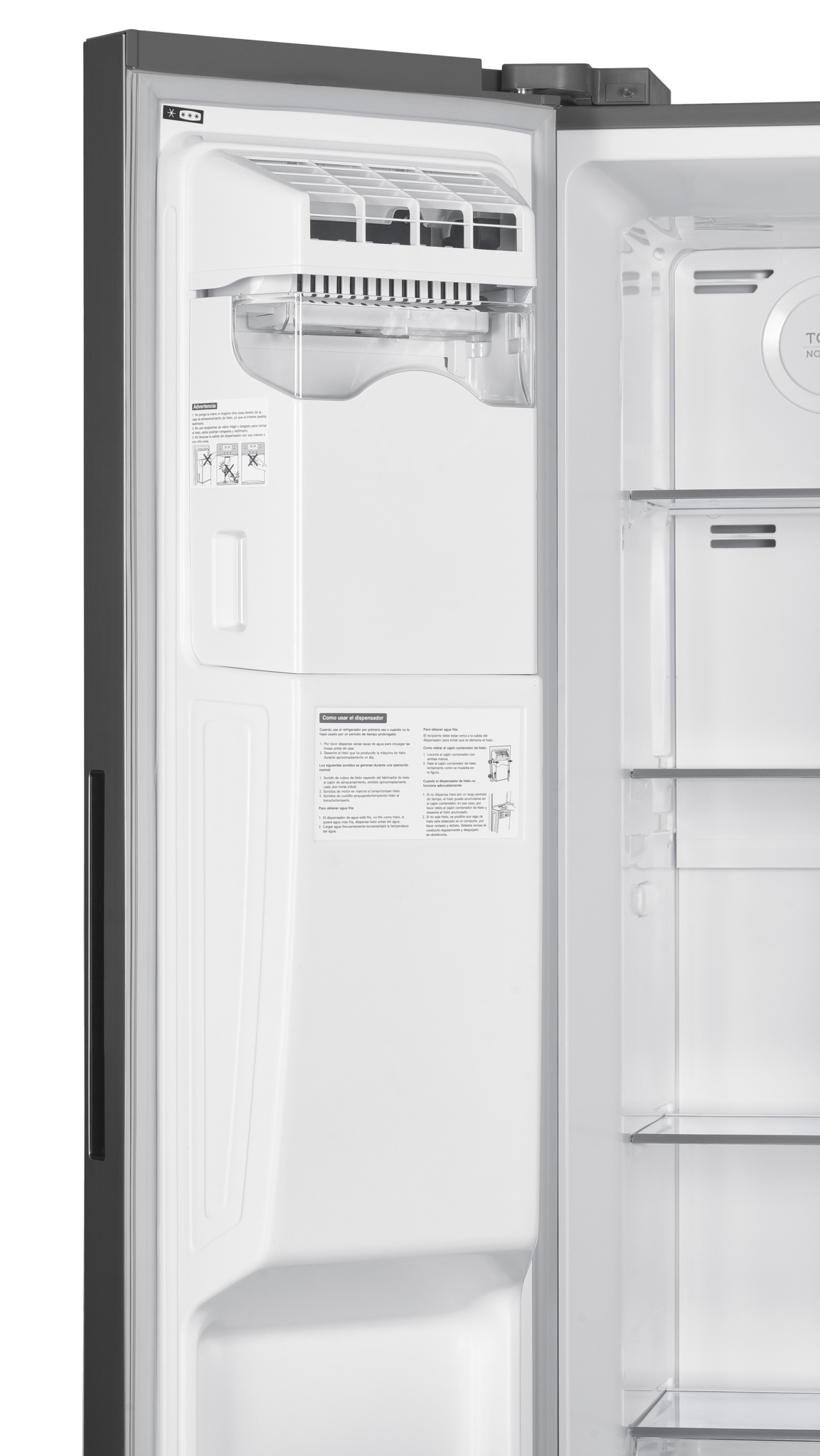 Puerta de refrigerador abierta mostrando el interior. El fabricante de hielo es visible. Hay estantes y un compartimento.