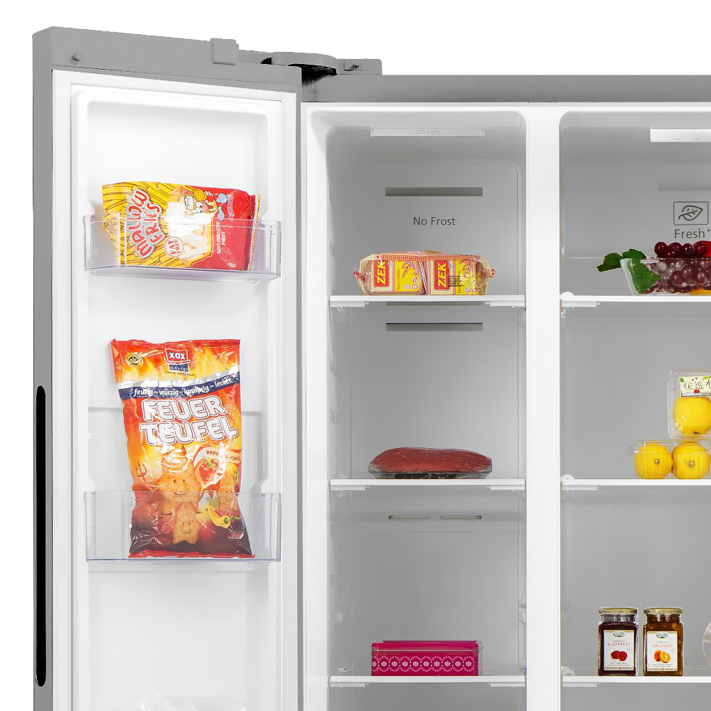 Un refrigerador abierto con alimentos. Incluye snacks envasados, carne, frutas y frascos de conservas en los estantes. El interior es blanco.
