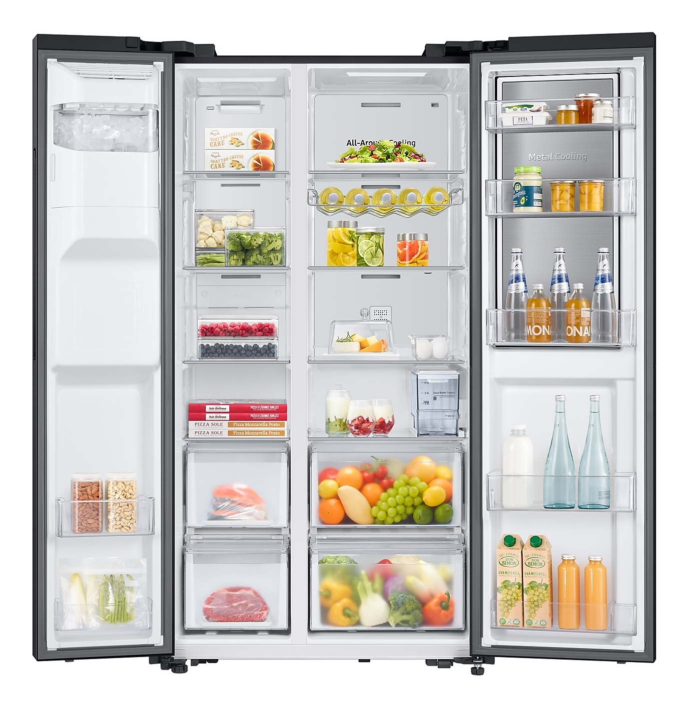 Offener Kühlschrank gefüllt mit Lebensmitteln wie Obst, Gemüse, Pizza, Getränken und verpackten Waren. Er hat separate Gefrier- und Kühlschrankbereiche.