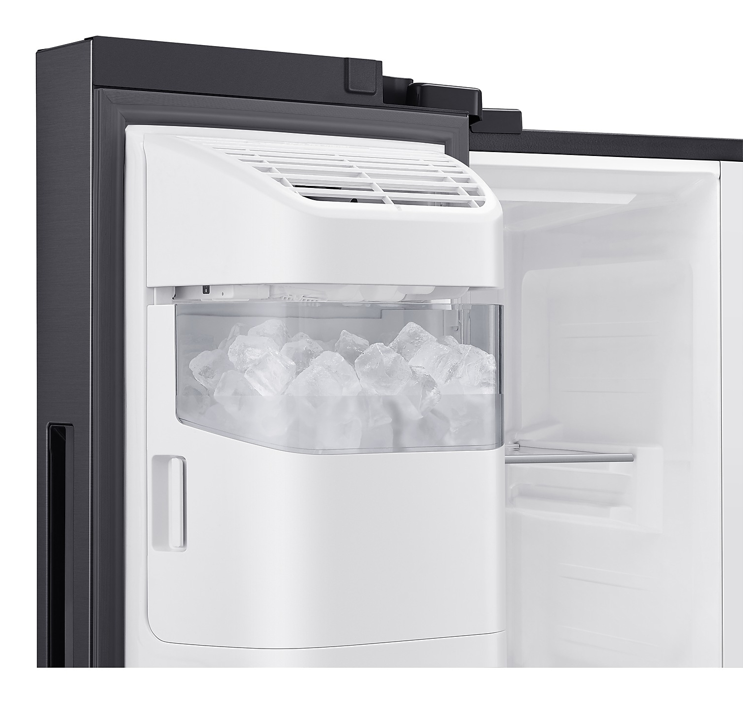Nahaufnahme des Eisbereiters eines Kühlschranks. Der Eisbereiter ist weiß, mit Eiswürfeln gefüllt und befindet sich im Kühlschrank.