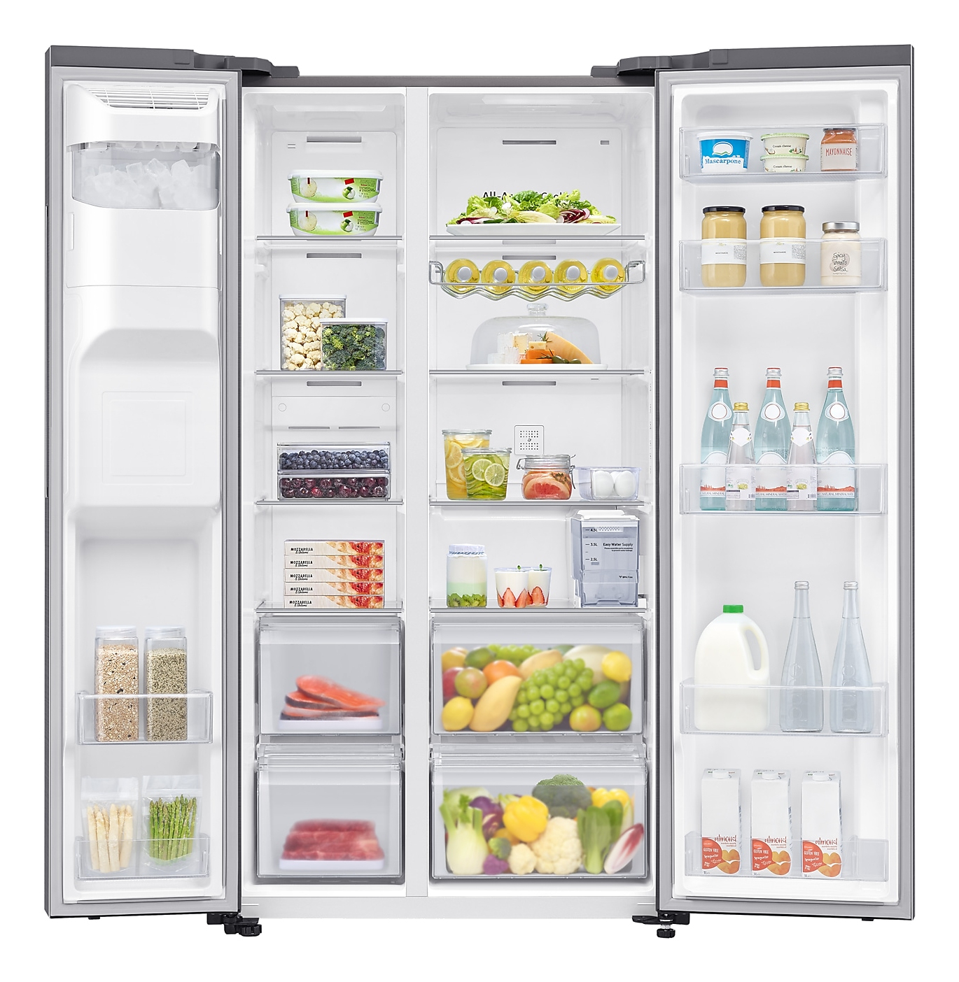 Offener Kühlschrank voller Lebensmittel, darunter Obst, Gemüse, Milchprodukte, Wasserflaschen und Eis. Klare Plastikbehälter werden verwendet.