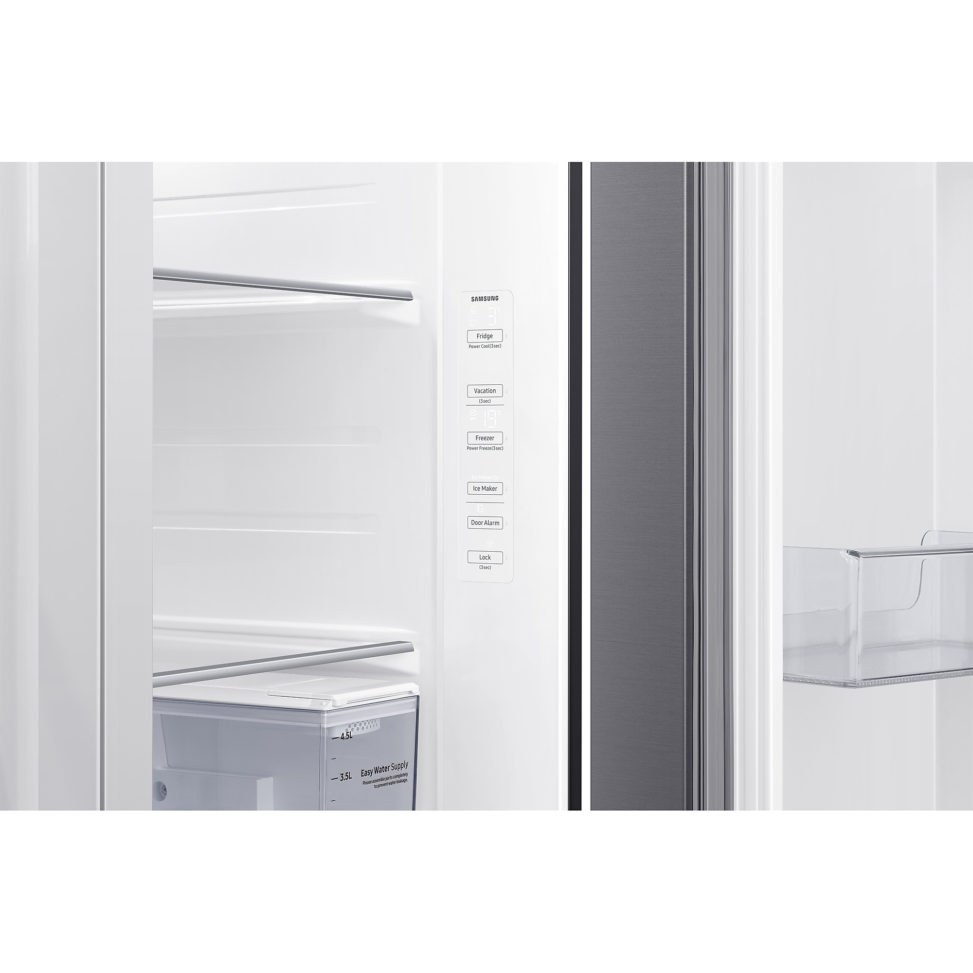 Eine weiße Samsung-Kühlschranktür ist geöffnet. Zu den Anzeigen gehören ein Kühlschrank, ein Gefrierschrank und ein Eisbereiter. Die Tür hat einen Wasserspender.