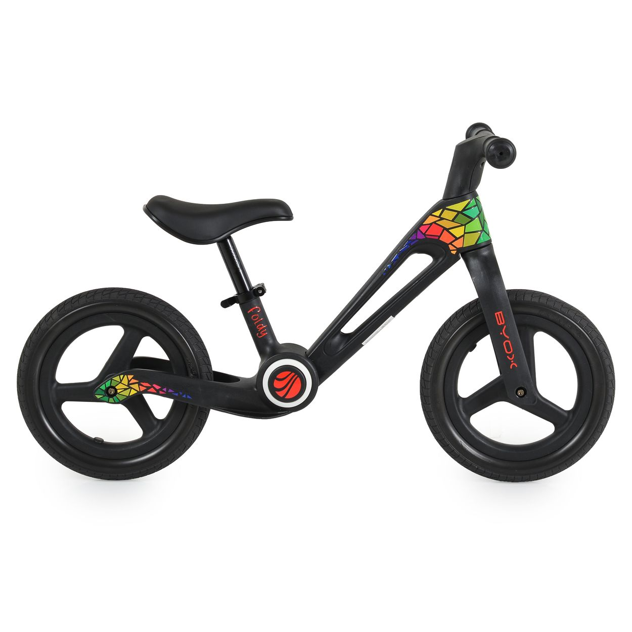 Ein schwarzes Laufrad mit Regenbogenakzenten. Es hat schwarze Räder, einen schwarzen Sitz und einen Lenker. Das Fahrrad steht vor weißem Hintergrund.