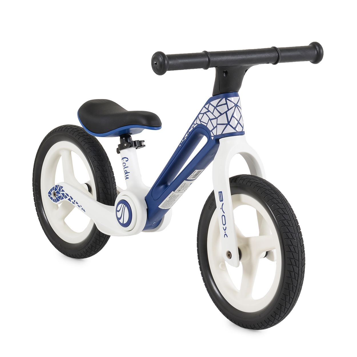 Ein weiß-blaues Laufrad mit schwarzen Reifen und Sitz. Das Fahrrad hat ein geometrisches Muster auf dem Rahmen und am Lenker.