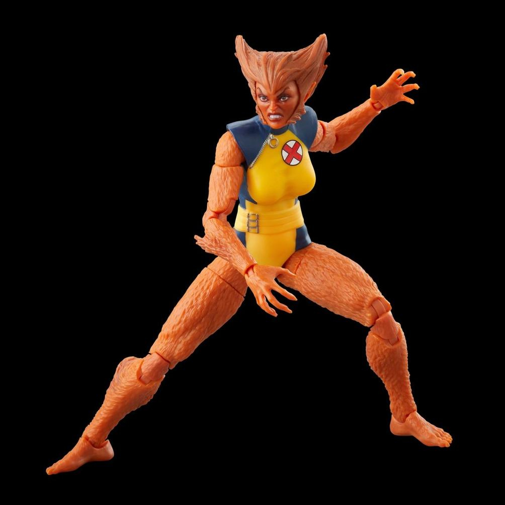 Eine weibliche Actionfigur in gelbem und blauem Kostüm. Sie hat orangefarbene, fellartige Merkmale und posiert vor schwarzem Hintergrund.
