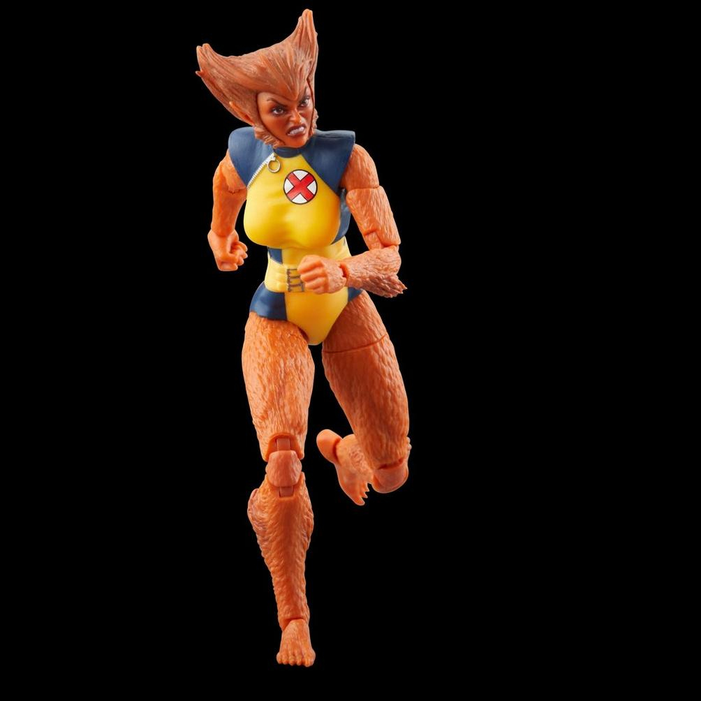 Eine weibliche Superhelden-Actionfigur rennt. Sie hat orangefarbenes Fell, eine gelb-blaue Uniform und einen strengen Gesichtsausdruck, vor schwarzem Hintergrund.