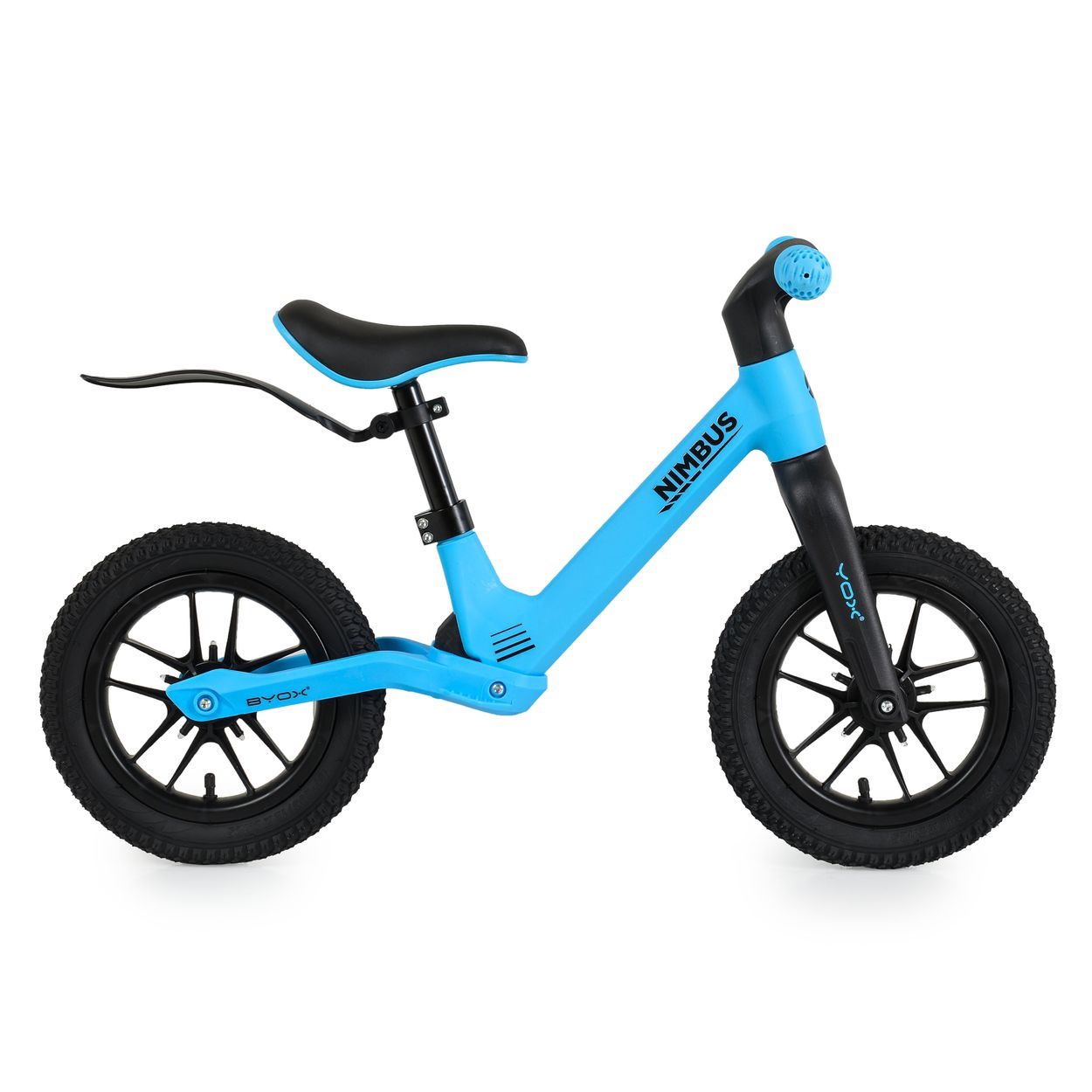 Ein blaues Laufrad mit schwarzen Rädern und einem schwarzen Sitz steht isoliert auf weißem Hintergrund. Auf dem Fahrrad steht das Wort 'Nimbus'.