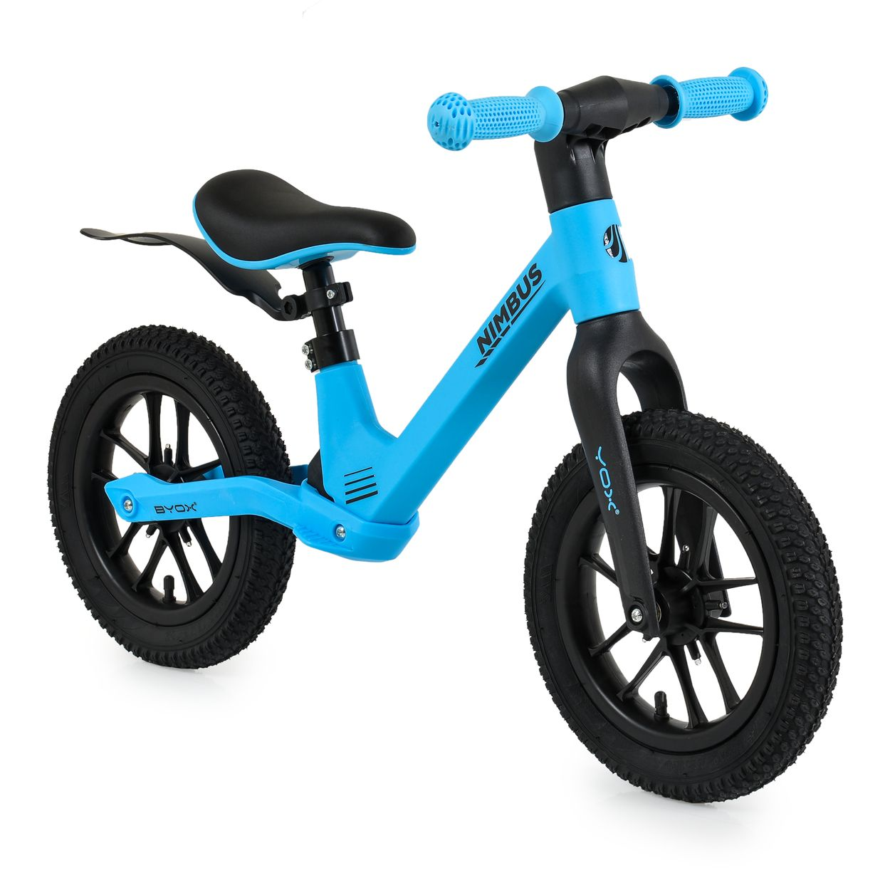 Ein hellblaues Laufrad mit schwarzen Rädern und Sitz. Der Lenker und die Griffe sind hellblau. Das Fahrrad steht auf weißem Hintergrund.