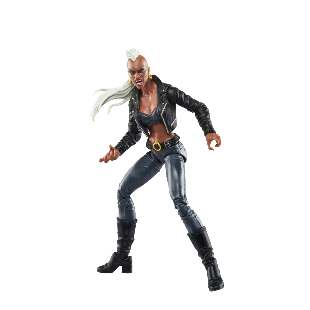 Actionfigur von Storm. Sie trägt eine schwarze Lederjacke, dunkelblaue Hose und schwarze Stiefel. Ihr Haar ist weiß, und sie hat einen strengen Ausdruck.