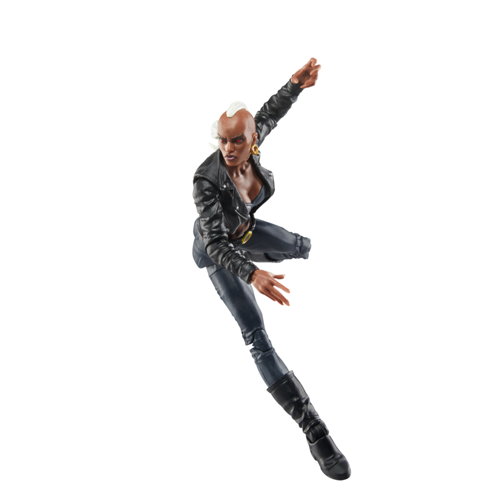 Eine Figur von Storm in dynamischer Pose. Sie trägt eine schwarze Lederjacke, Hose und Stiefel. Ihr weißes Haar kontrastiert mit dunkler Haut.