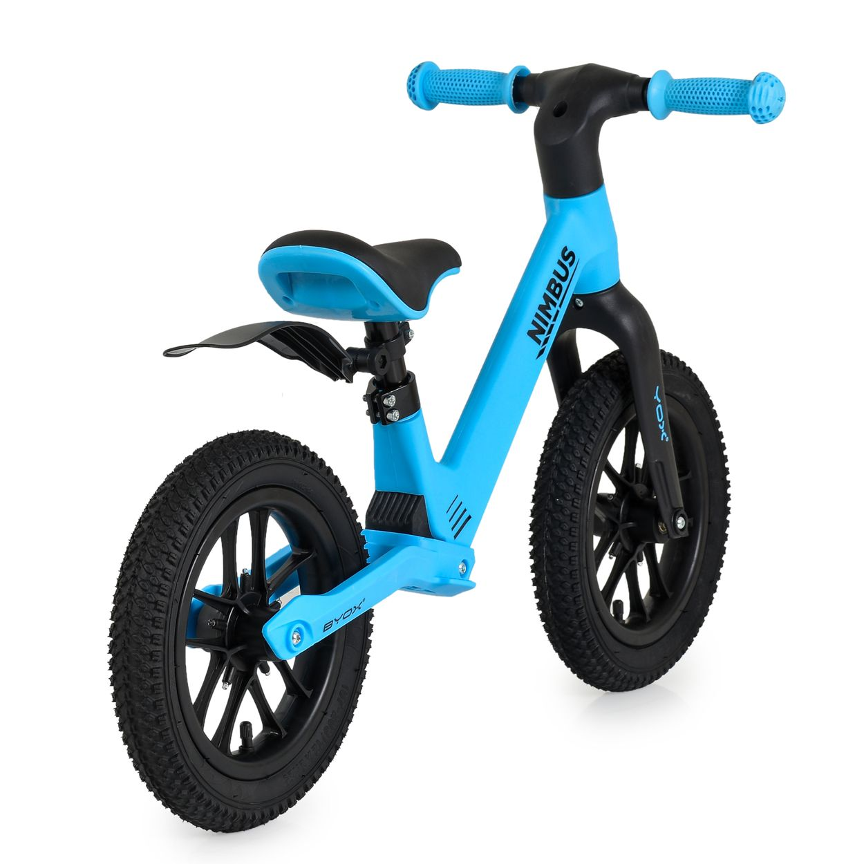 Ein blaues Laufrad mit schwarzen Reifen und Sitz. Der Lenker ist blau und das Fahrrad hat das Wort NIMBUS auf dem Rahmen.