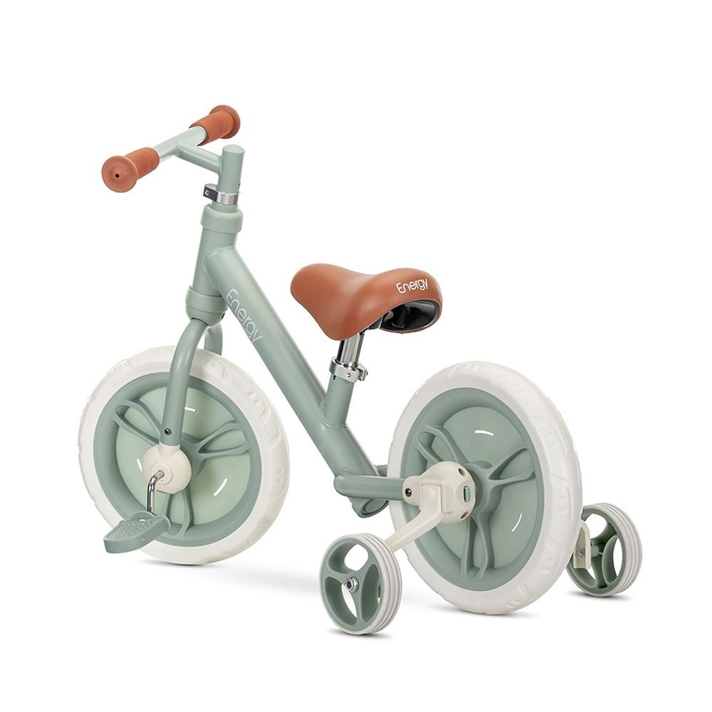 Ein hellgrünes und braunes Laufrad mit Stützrädern. Das Fahrrad hat weiße Reifen und braune Griffe und Sitz.