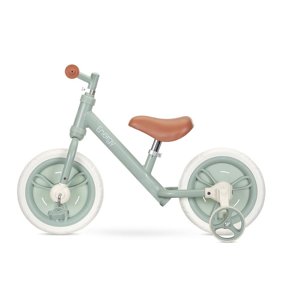Ein hellgrünes Laufrad mit weißen Reifen und einem braunen Sitz. Das Fahrrad hat Stützräder und einen braunen Lenkergriff.