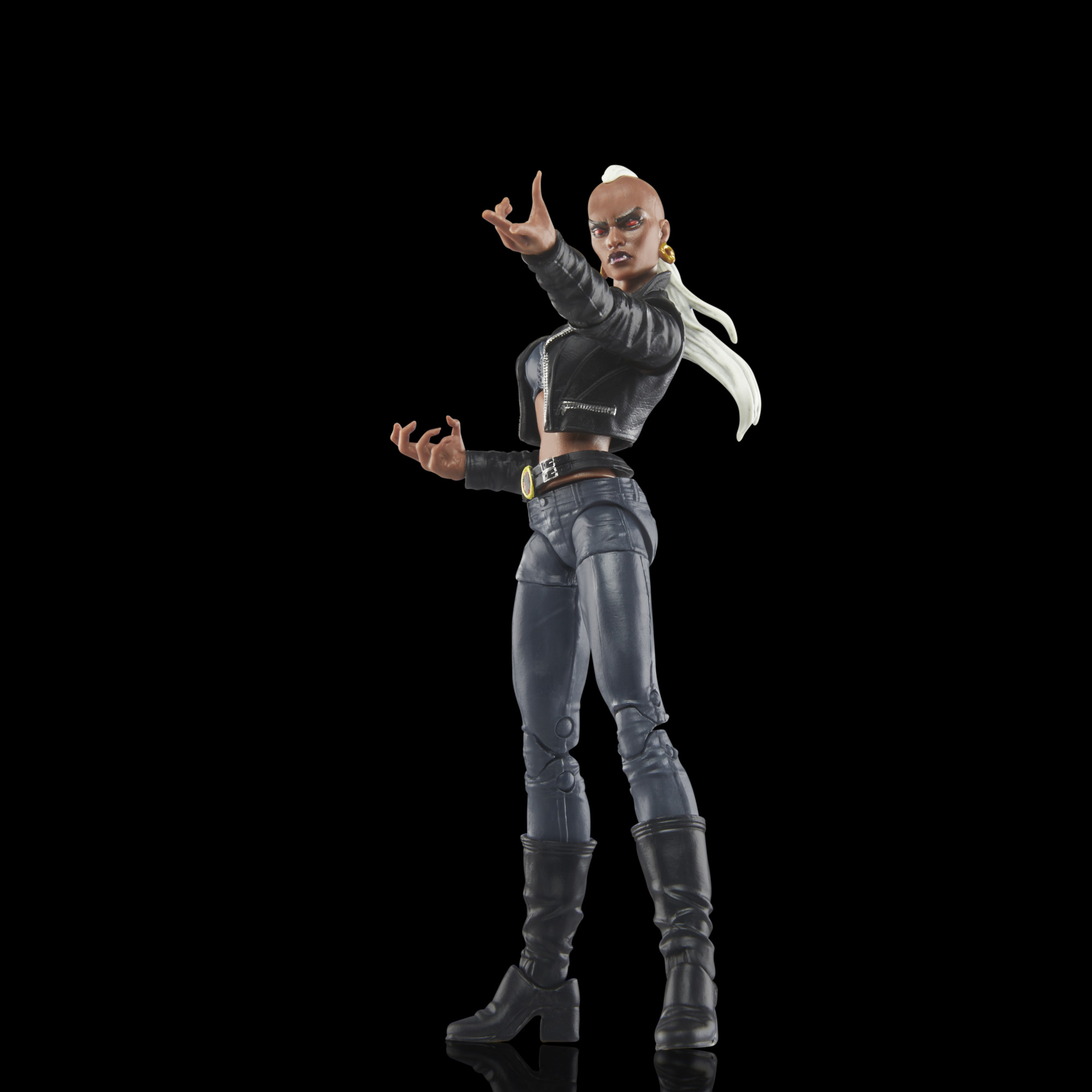 Figur von Storm. Sie trägt eine schwarze Jacke, blaue Hose und Stiefel, mit weißen Haaren, auf schwarzem Hintergrund.