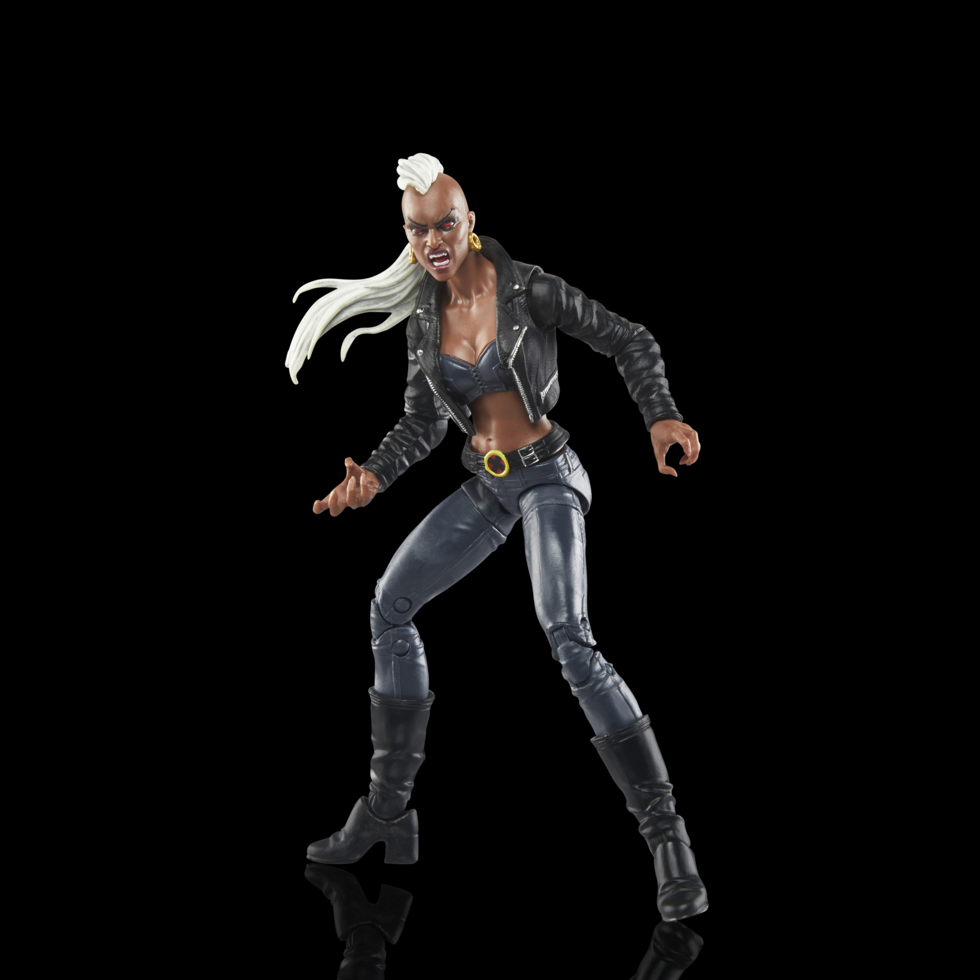Actionfigur von Storm. Sie trägt eine schwarze Jacke, blaue Hose und Stiefel. Sie hat weiße Haare, Ohrringe und steht auf schwarzem Hintergrund.