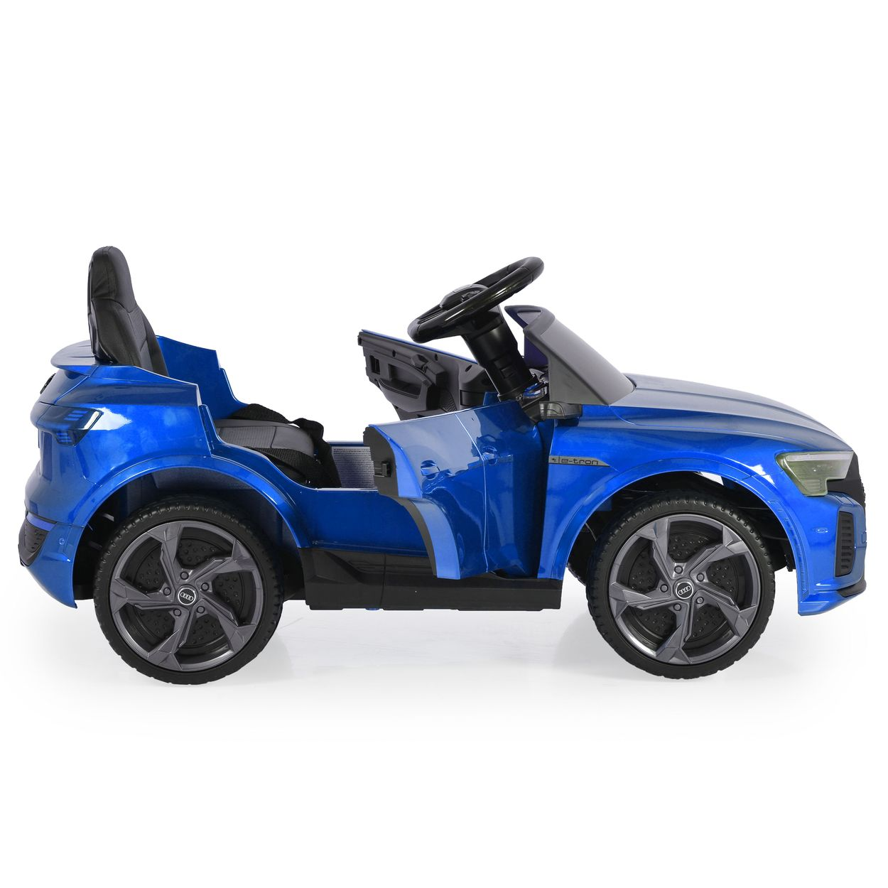 Ein blaues Spielzeugauto mit schwarzen Rädern und Lenkrad auf weißem Hintergrund. Die Tür ist offen.