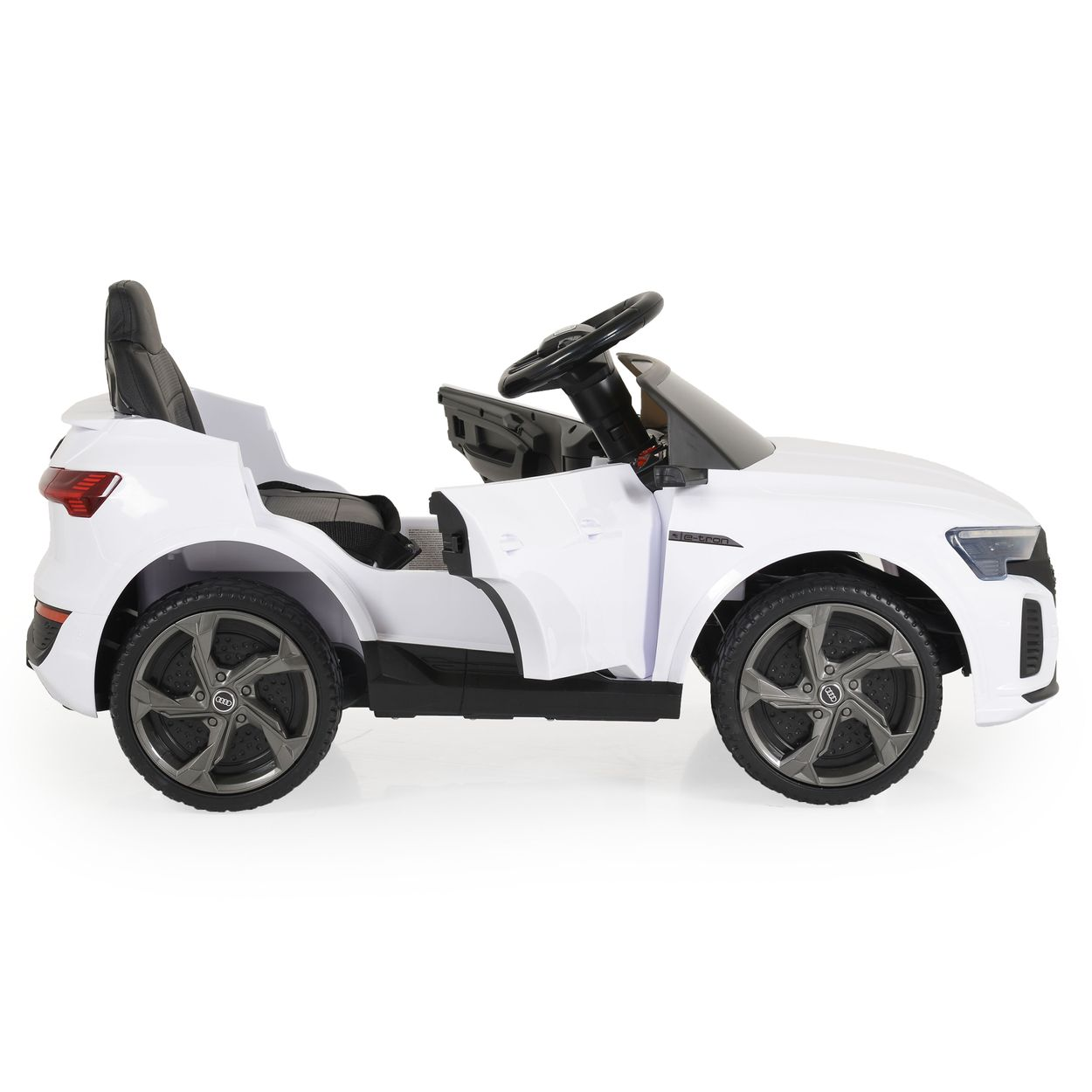 Ein weißes Spielzeugauto mit offener Tür, schwarzem Innenraum und grauen Rädern. Seitenansicht auf weißem Hintergrund.