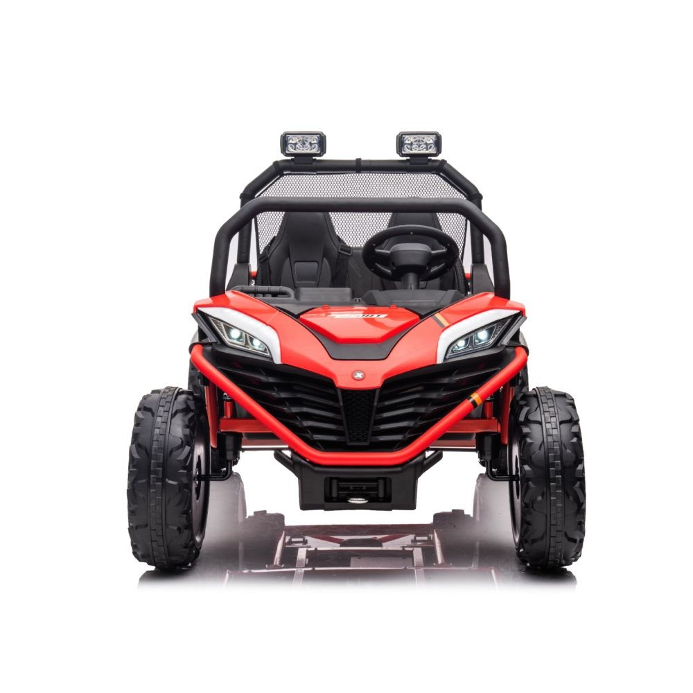 Ein roter Spielzeugbuggy mit schwarzen Rädern und Überrollkäfig. Es hat Scheinwerfer, ein Lenkrad und zwei Sitze, vor weißem Hintergrund.